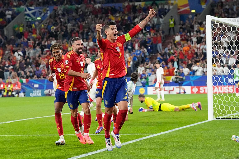 Spain players celebrate a goal against Italy - | Photo: AP/Martin Meissner